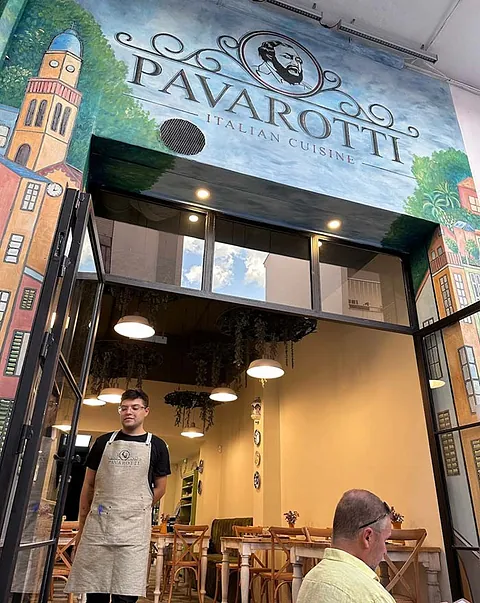 Pavarotti Italian Cuisine fachada